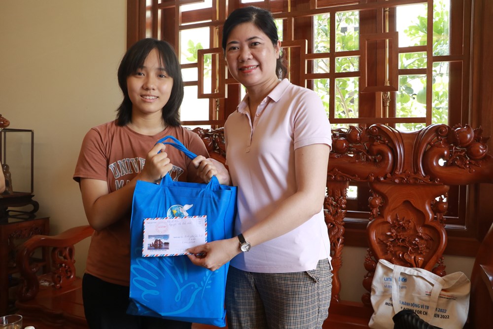 Hội LHPN Hà Nội- Hiệp Hội nữ doanh nhân Hà Nội: Thăm, tặng quà các con đỡ đầu  - ảnh 3