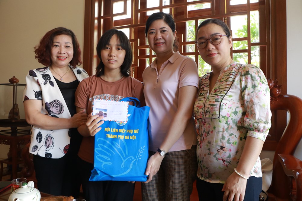 Hội LHPN Hà Nội- Hiệp Hội nữ doanh nhân Hà Nội: Thăm, tặng quà các con đỡ đầu  - ảnh 1