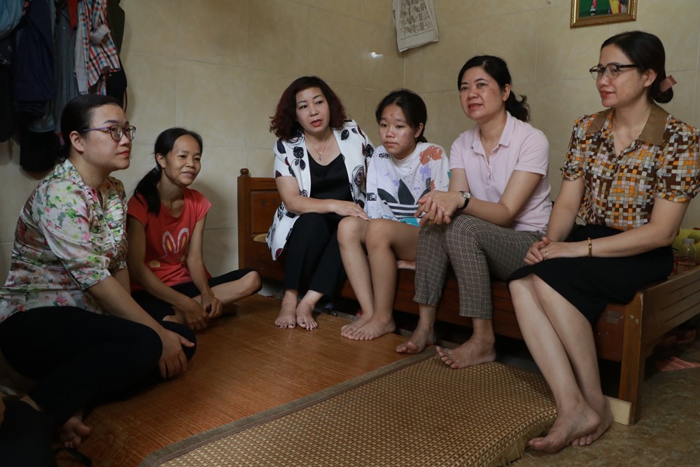 Hội LHPN Hà Nội- Hiệp Hội nữ doanh nhân Hà Nội: Thăm, tặng quà các con đỡ đầu  - ảnh 5