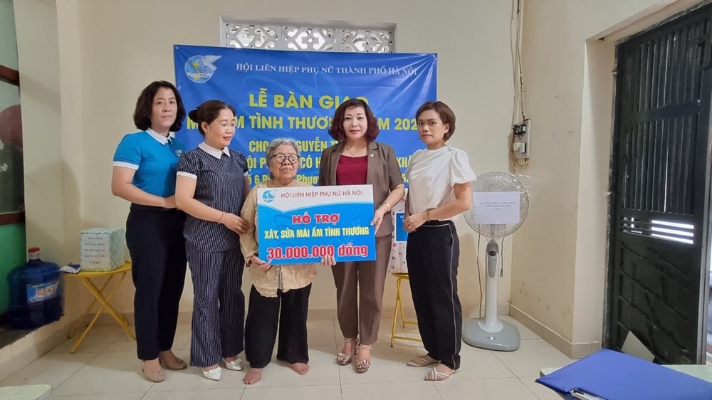 Hội LHPN Hà Nội: Trao mái ấm tình thương cho phụ nữ nghèo quận Đống Đa - ảnh 1