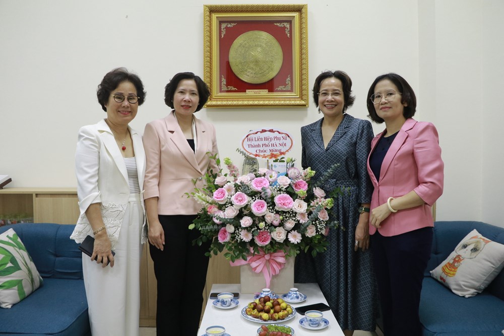Hội LHPN Hà Nội:  Chúc mừng các nữ doanh nhân nhân Ngày doanh nhân Việt Nam - ảnh 2