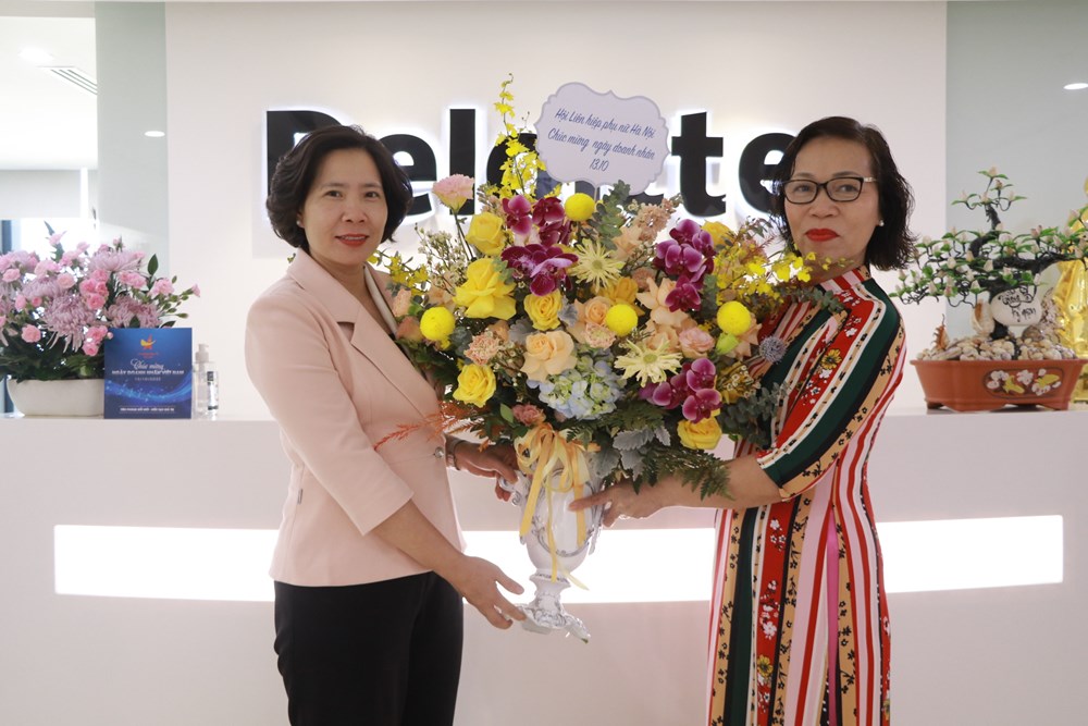 Hội LHPN Hà Nội:  Chúc mừng các nữ doanh nhân nhân Ngày doanh nhân Việt Nam - ảnh 4