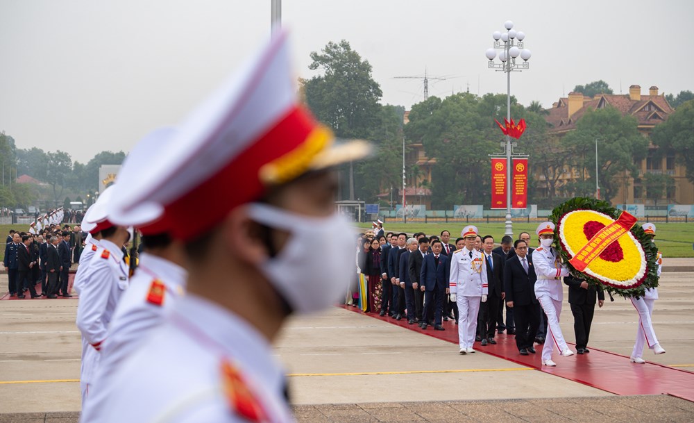 Đại biểu vào Lăng viếng Chủ tịch Hồ Chí Minh trước giờ khai mạc kỳ họp bất thường lần thứ 2, Quốc hội khóa XV - ảnh 1
