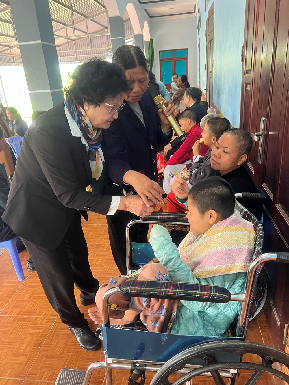 Nguyên Bộ trưởng Bộ Y tế đồng hành cùng Đảng ủy cơ quan Hội LHPN Hà Nội thăm, tặng quà trẻ em, phụ nữ công giáo - ảnh 11