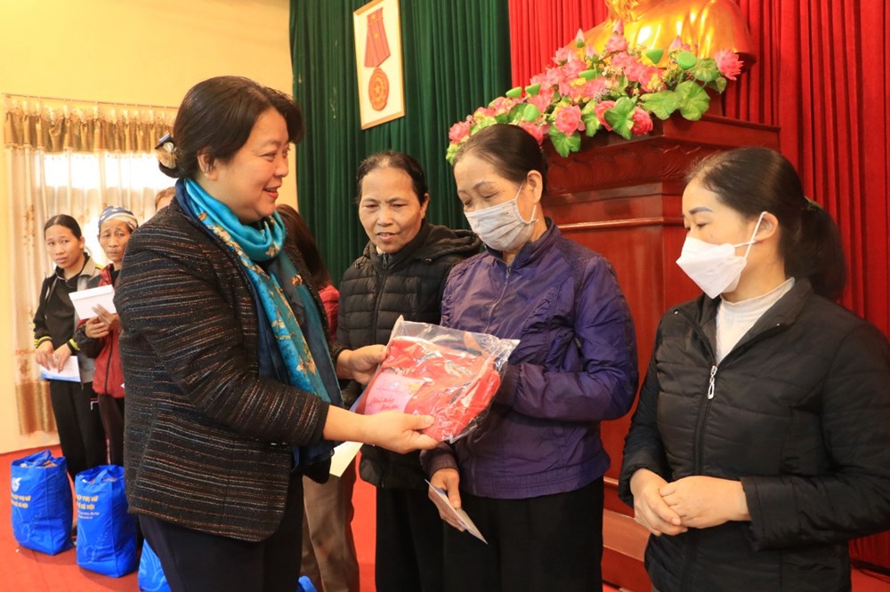 Nguyên Bộ trưởng Bộ Y tế đồng hành cùng Đảng ủy cơ quan Hội LHPN Hà Nội thăm, tặng quà trẻ em, phụ nữ công giáo - ảnh 3