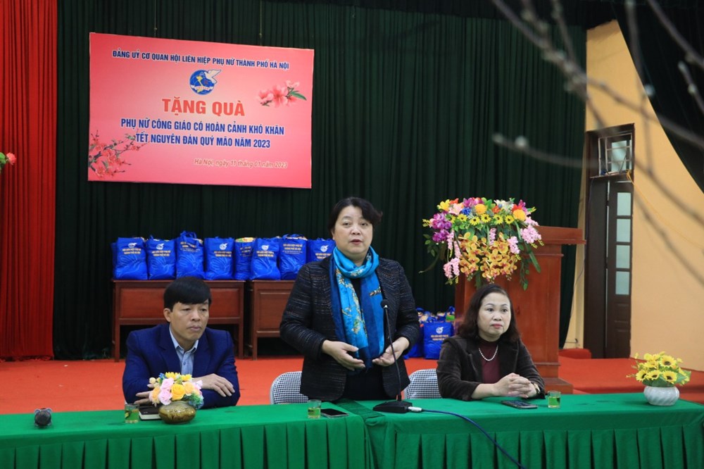 Nguyên Bộ trưởng Bộ Y tế đồng hành cùng Đảng ủy cơ quan Hội LHPN Hà Nội thăm, tặng quà trẻ em, phụ nữ công giáo - ảnh 8
