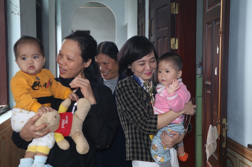 Nguyên Bộ trưởng Bộ Y tế đồng hành cùng Đảng ủy cơ quan Hội LHPN Hà Nội thăm, tặng quà trẻ em, phụ nữ công giáo - ảnh 10