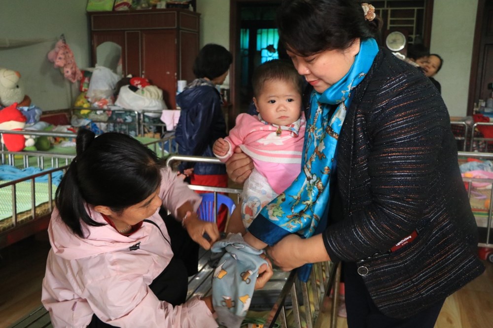 Nguyên Bộ trưởng Bộ Y tế đồng hành cùng Đảng ủy cơ quan Hội LHPN Hà Nội thăm, tặng quà trẻ em, phụ nữ công giáo - ảnh 9