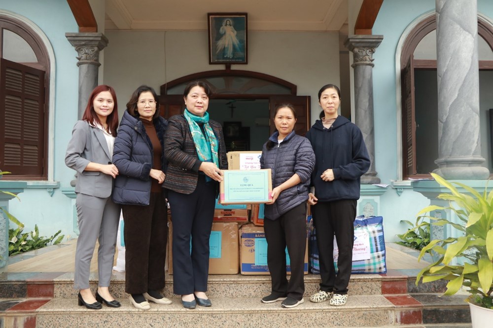 Nguyên Bộ trưởng Bộ Y tế đồng hành cùng Đảng ủy cơ quan Hội LHPN Hà Nội thăm, tặng quà trẻ em, phụ nữ công giáo - ảnh 6