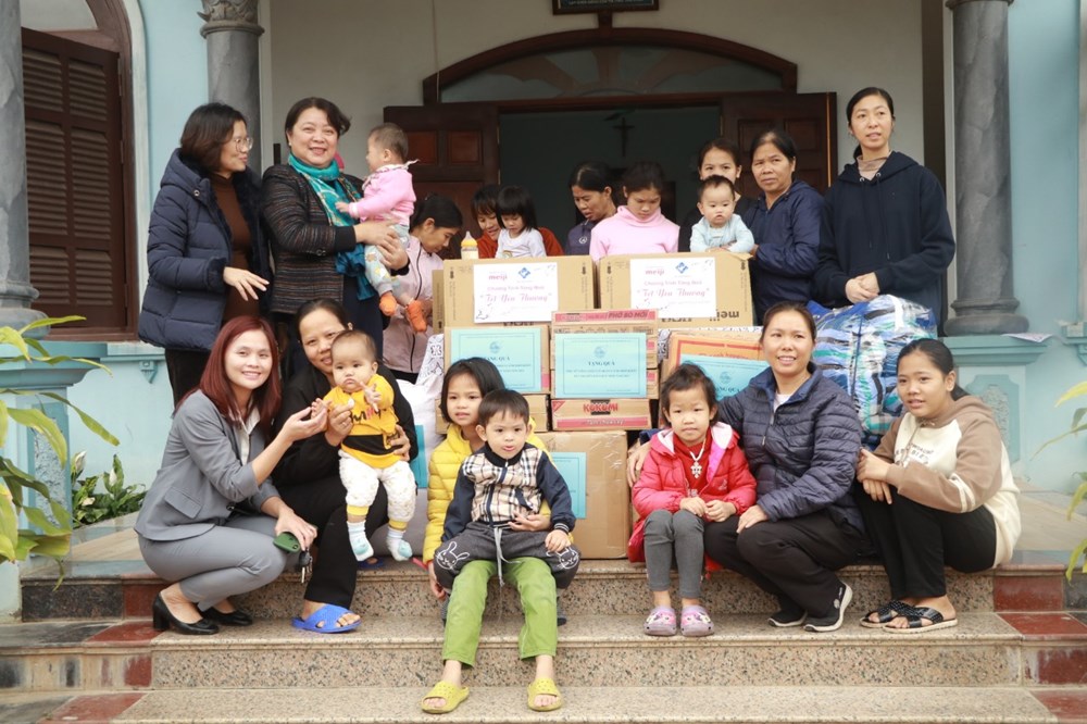 Nguyên Bộ trưởng Bộ Y tế đồng hành cùng Đảng ủy cơ quan Hội LHPN Hà Nội thăm, tặng quà trẻ em, phụ nữ công giáo - ảnh 7