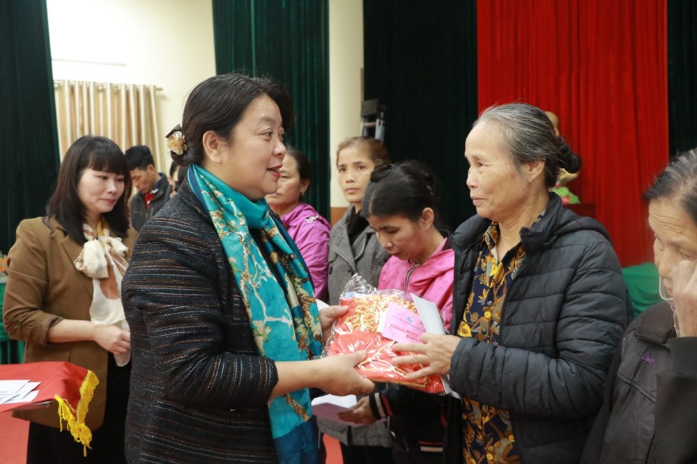 Nguyên Bộ trưởng Bộ Y tế đồng hành cùng Đảng ủy cơ quan Hội LHPN Hà Nội thăm, tặng quà trẻ em, phụ nữ công giáo - ảnh 4