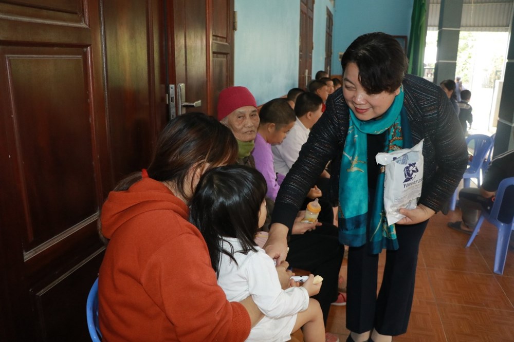 Nguyên Bộ trưởng Bộ Y tế đồng hành cùng Đảng ủy cơ quan Hội LHPN Hà Nội thăm, tặng quà trẻ em, phụ nữ công giáo - ảnh 12
