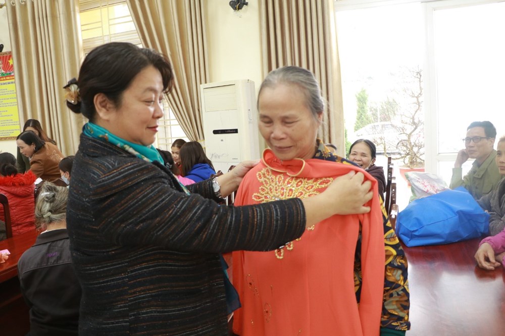 Nguyên Bộ trưởng Bộ Y tế đồng hành cùng Đảng ủy cơ quan Hội LHPN Hà Nội thăm, tặng quà trẻ em, phụ nữ công giáo - ảnh 5