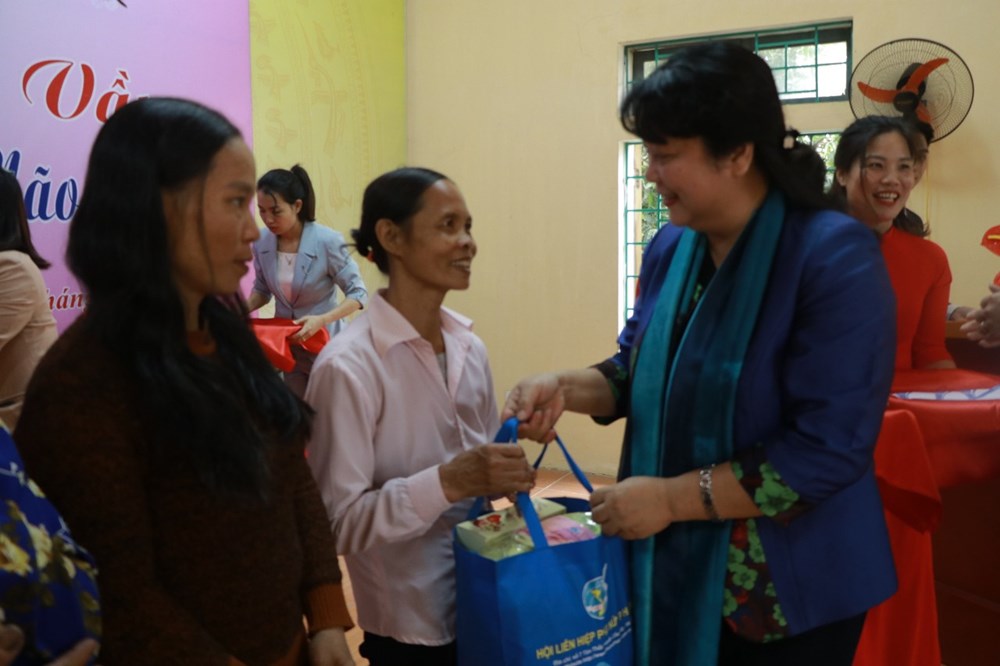 Sum vầy đón Tết cùng phụ nữ, trẻ em công giáo huyện Thạch Thất - ảnh 10
