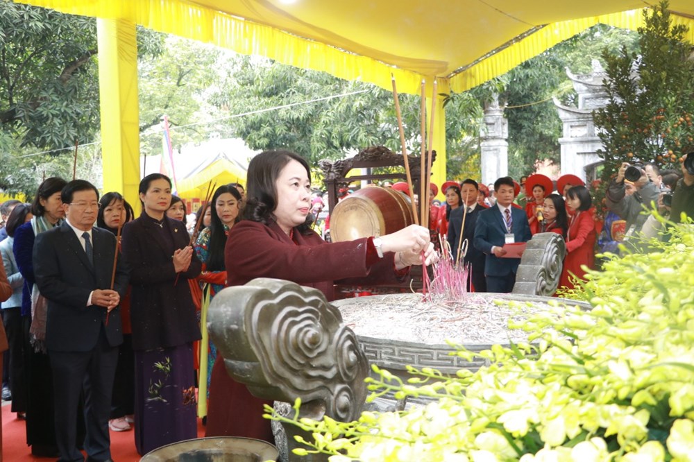 Quyền Chủ tịch nước Võ Thị Ánh Xuân dự Khai hội đền Hai Bà Trưng  - ảnh 2