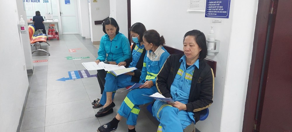 Hơn 80 nữ cán bộ, công nhân công ty môi trường đô thị được thăm khám sức khỏe miễn phí - ảnh 2