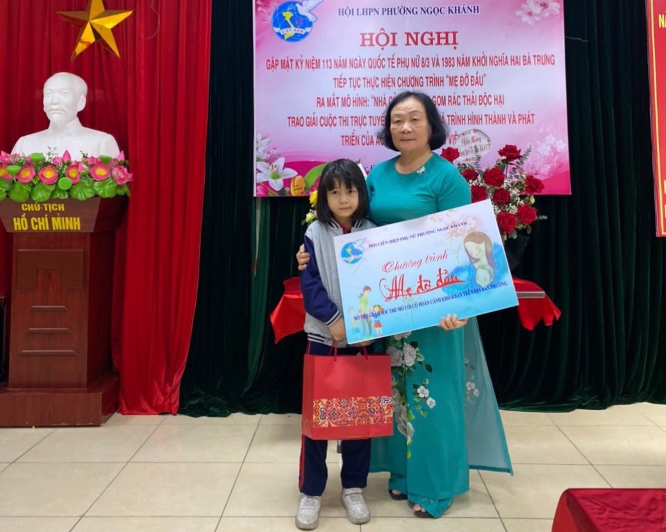 Hội LHPN phường Ngọc Khánh, quận Ba Đình: Trao yêu thương cho 10 trẻ mồ côi - ảnh 2