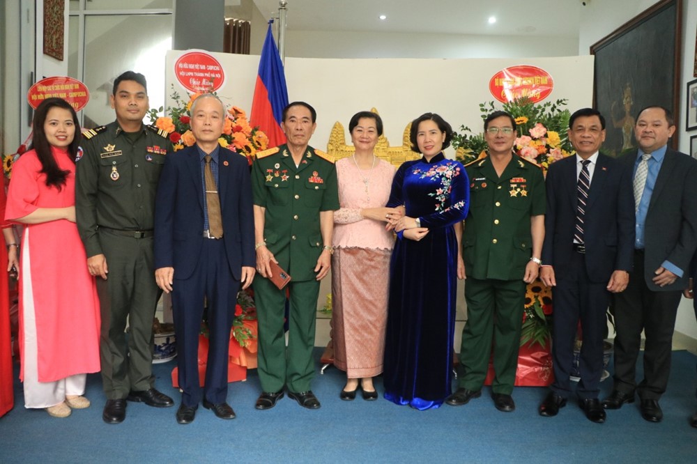 Hội LHPN Hà Nội: Thăm, chúc Tết cổ truyền Lào, Campuchia - ảnh 4