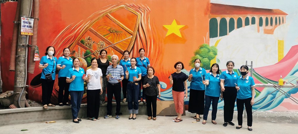 Hội LHPN phường Ô Chợ Dừa, quận Đống Đa: Gắn biển công trình tranh tường bích họa rộng 230m2 - ảnh 1