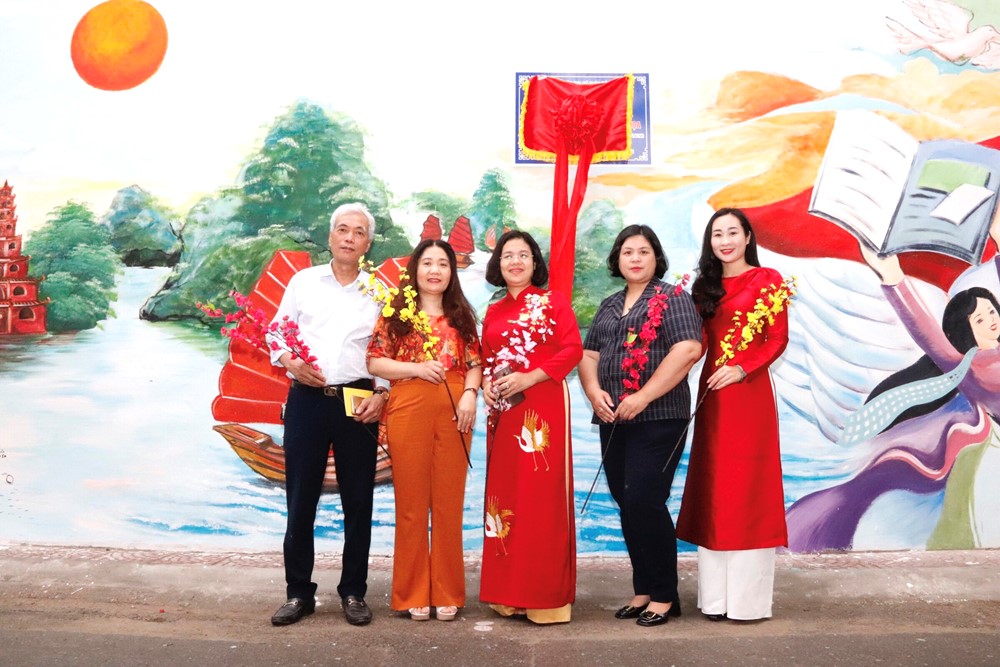 Hội LHPN phường Ô Chợ Dừa, quận Đống Đa: Gắn biển công trình tranh tường bích họa rộng 230m2 - ảnh 2