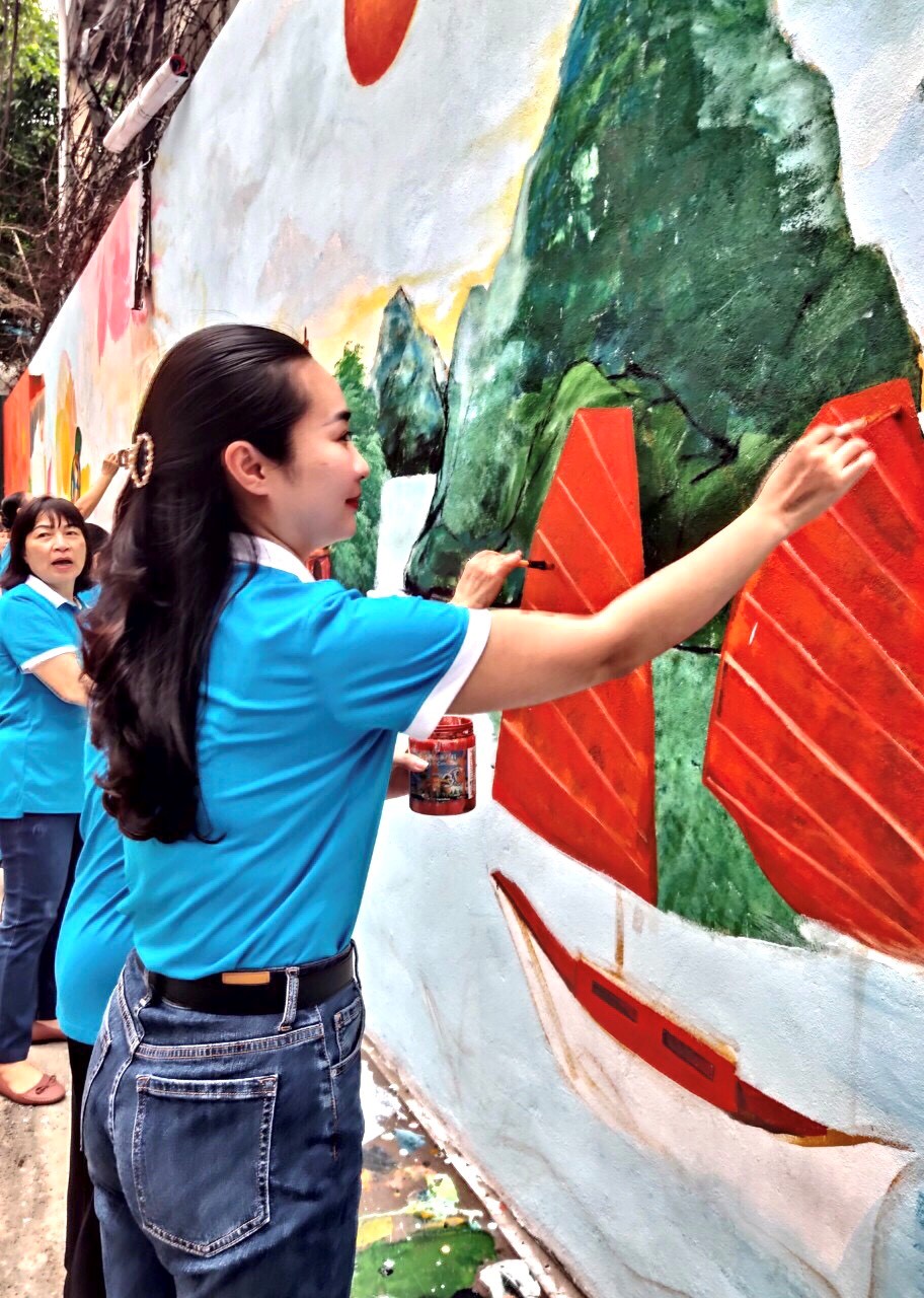 Hội LHPN phường Ô Chợ Dừa, quận Đống Đa: Gắn biển công trình tranh tường bích họa rộng 230m2 - ảnh 3