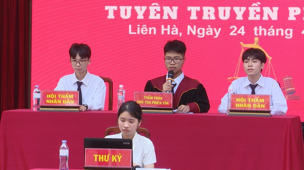 Hội LHPN huyện Đông Anh: Tuyên truyền pháp luật cho học sinh theo hình thức phiên tòa giả định - ảnh 1