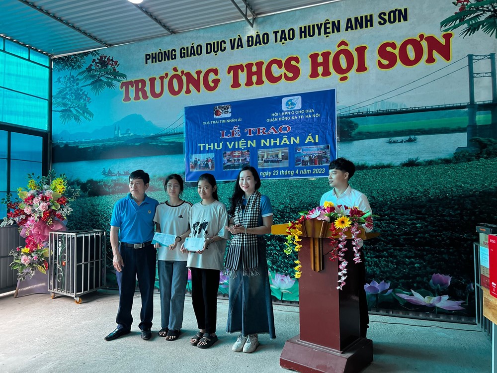 Tặng công trình đường hoa, tặng tủ sách cho học sinh dân tộc thiểu số ở Nghệ An - ảnh 3