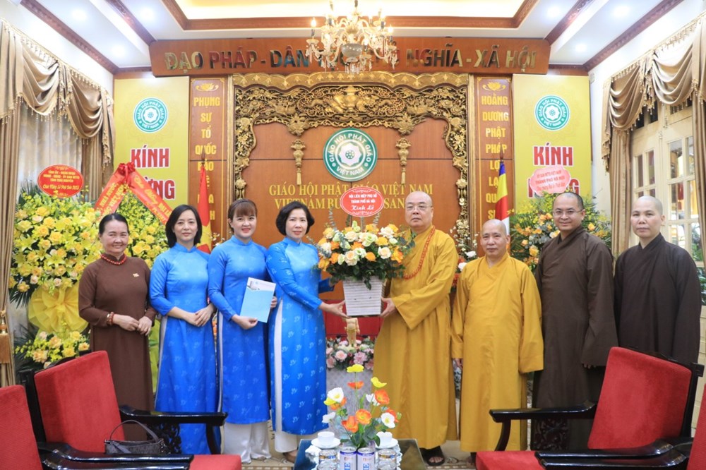 Hội LHPN Hà Nội thăm, chúc mừng Đại lễ Phật đản 2023, Phật lịch 2567 - ảnh 1