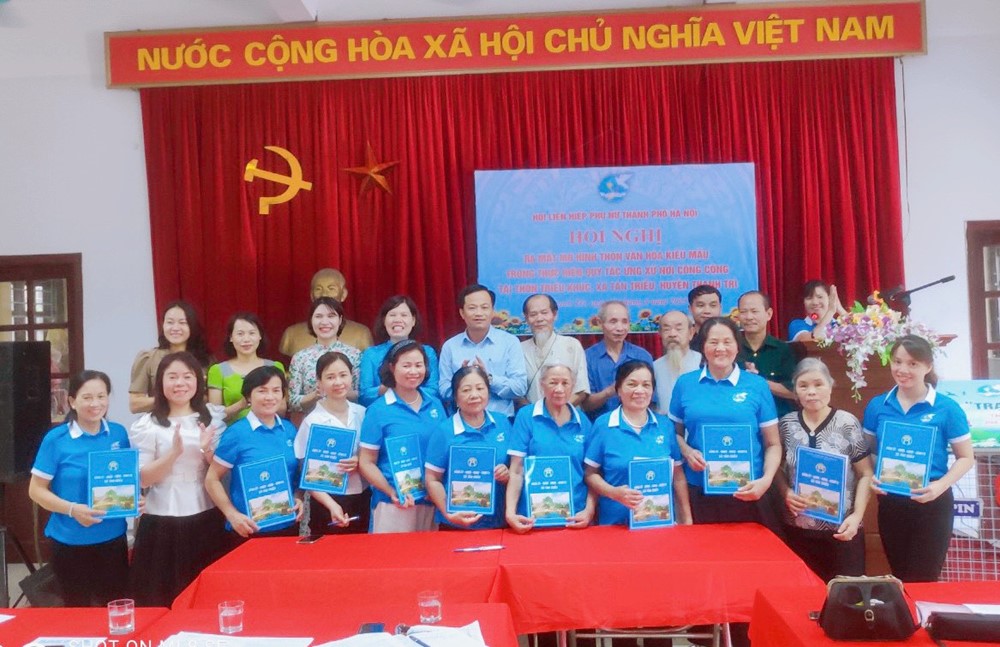 Hội LHPN huyện Thanh Trì: Tập huấn kỹ năng tuyên truyền quy tắc ứng xử nơi công cộng - ảnh 3