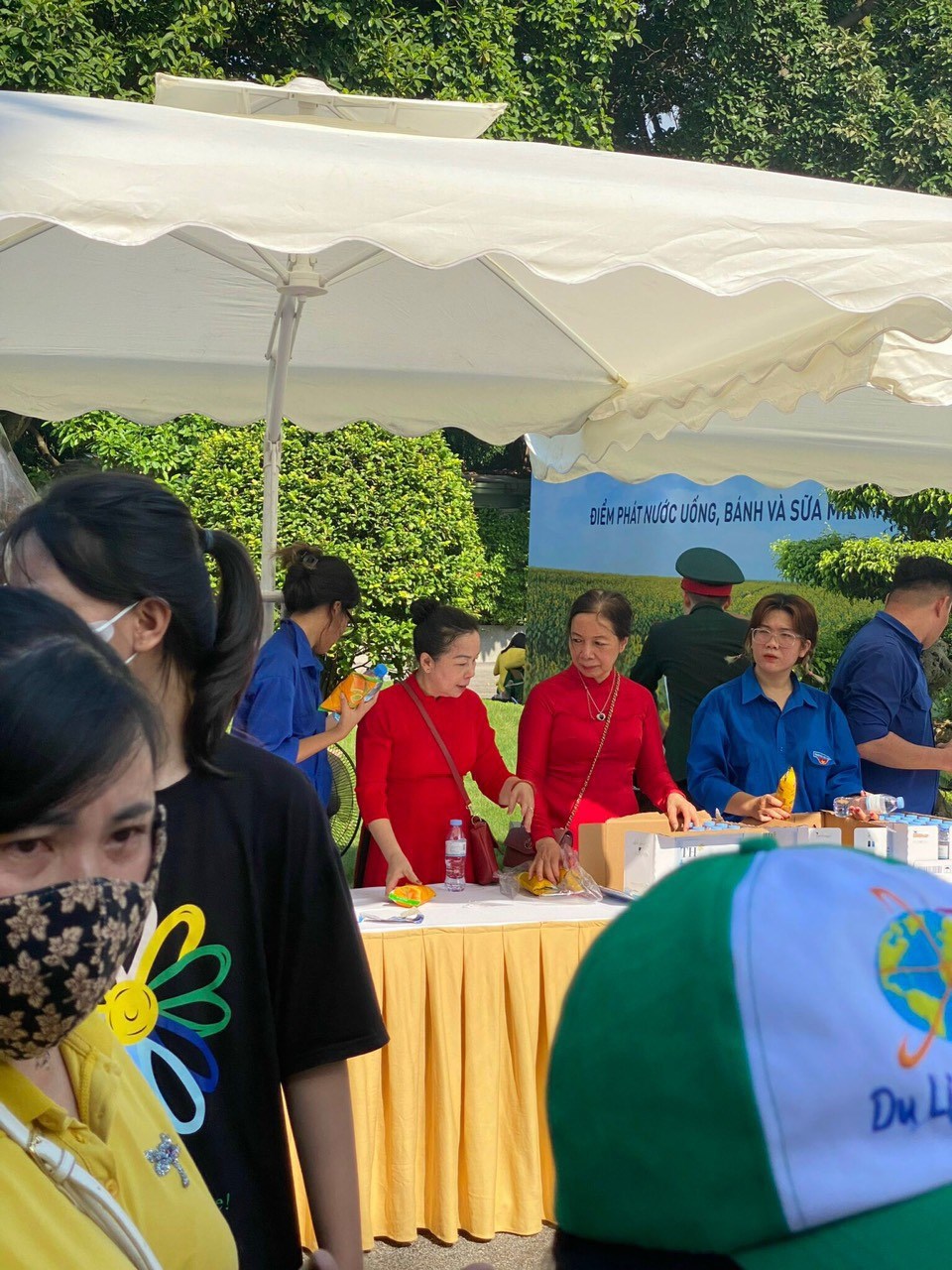 Hội LHPN quận Ba Đình: Tham gia hỗ trợ người dân vào lăng viếng Bác trong ngày Quốc khánh - ảnh 4