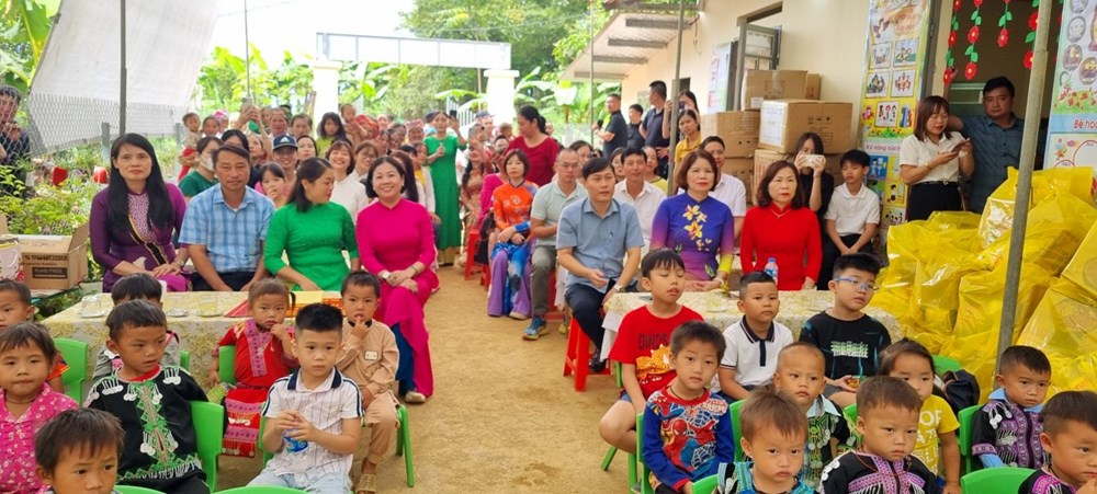 Hội LHPN quận Long Biên: Thăm, tặng quà trẻ em dân tộc thiểu số tại xã Xà Hồ, tỉnh Yên Bái - ảnh 2