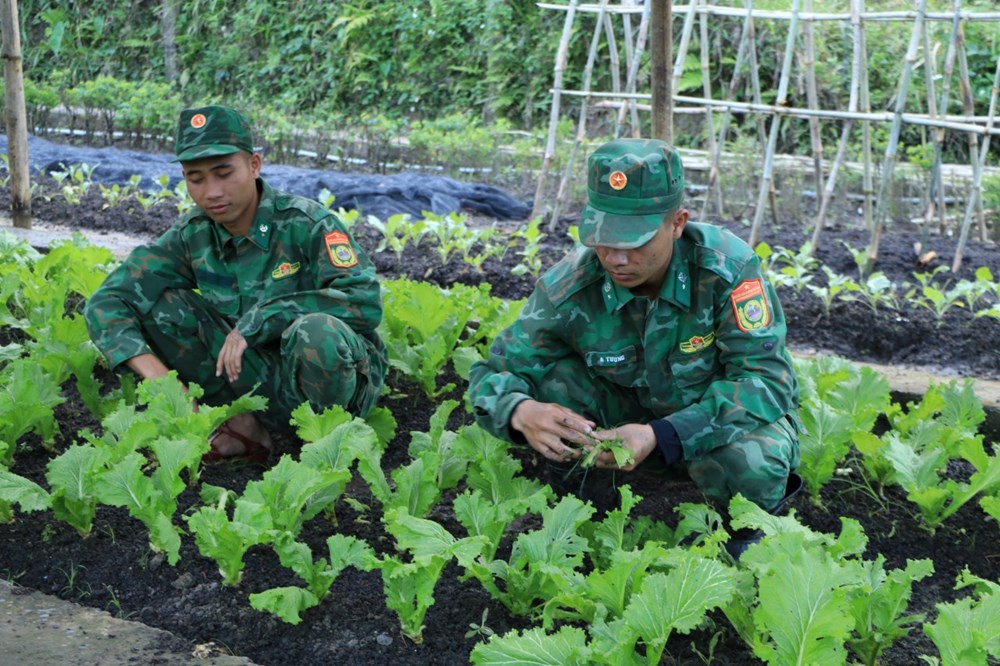 Phóng viên cơ quan báo chí Hà Nội đến với bộ đội biên phòng tỉnh Kon Tum và Quảng Ngãi - ảnh 3