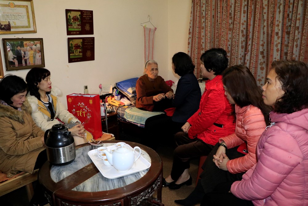 Hội LHPN Hà Nội: Thăm, chúc Tết các Mẹ Việt Nam anh hùng, cán bộ phụ nữ tham gia kháng chiến và tiếp quản Thủ đô  - ảnh 6
