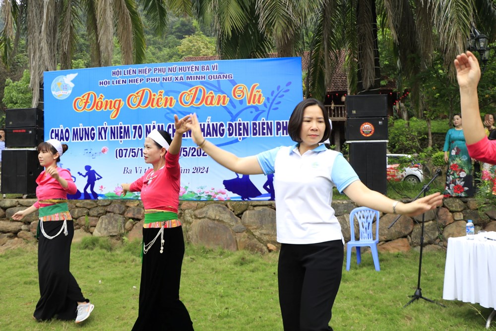 Chủ tịch Hội LHPN Hà Nội cùng hội viên phụ nữ huyện Ba Vì đồng diễn dân vũ chào mừng 70 năm chiến thắng Điện Biên Phủ - ảnh 4