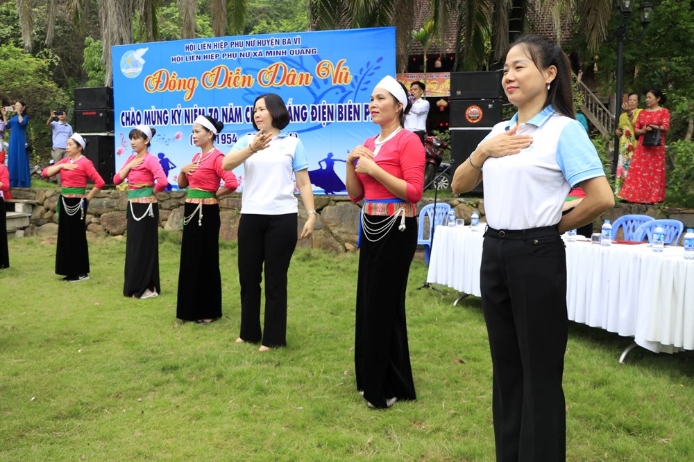 Chủ tịch Hội LHPN Hà Nội cùng hội viên phụ nữ huyện Ba Vì đồng diễn dân vũ chào mừng 70 năm chiến thắng Điện Biên Phủ - ảnh 5