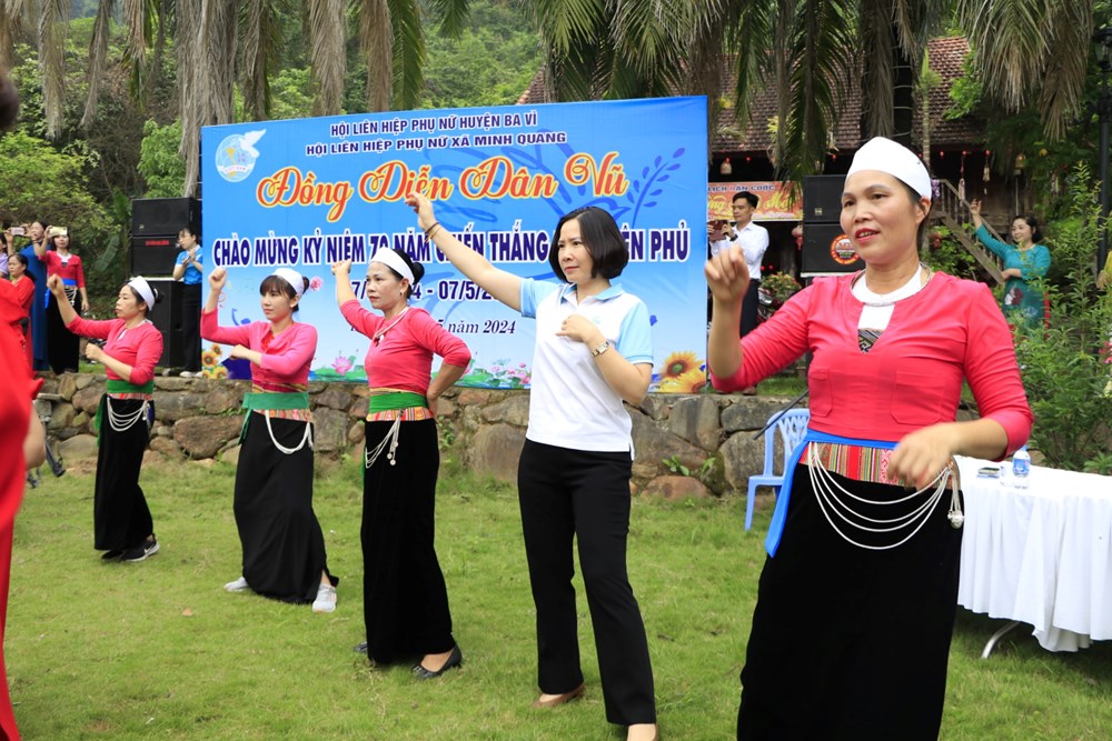 Chủ tịch Hội LHPN Hà Nội cùng hội viên phụ nữ huyện Ba Vì đồng diễn dân vũ chào mừng 70 năm chiến thắng Điện Biên Phủ - ảnh 6