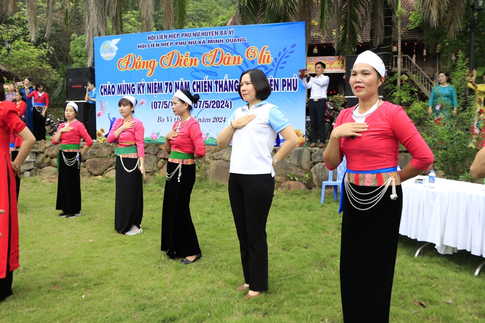 Chủ tịch Hội LHPN Hà Nội cùng hội viên phụ nữ huyện Ba Vì đồng diễn dân vũ chào mừng 70 năm chiến thắng Điện Biên Phủ - ảnh 1