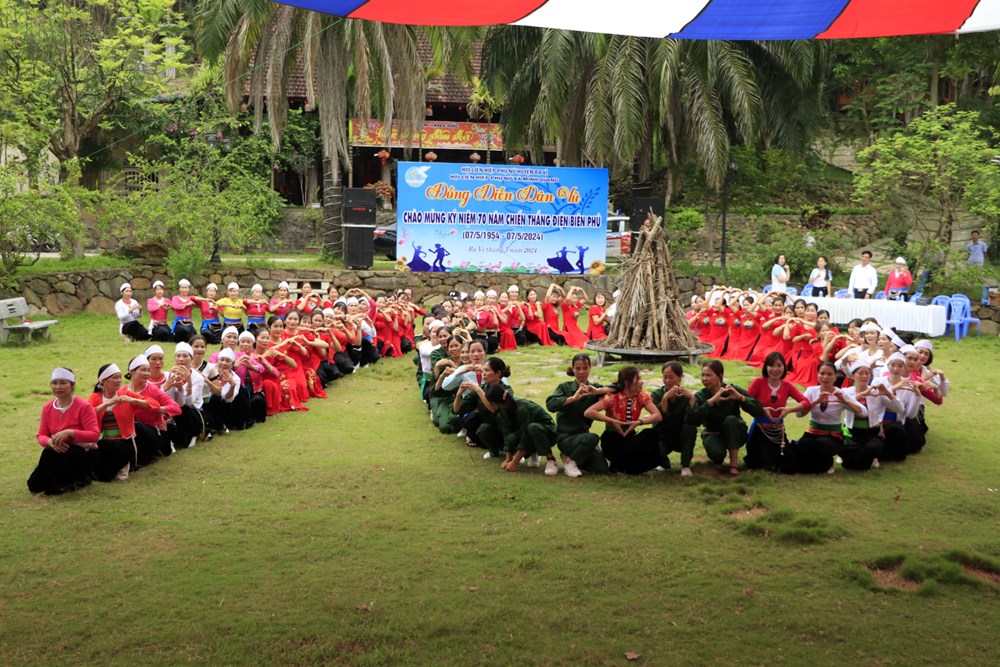 Chủ tịch Hội LHPN Hà Nội cùng hội viên phụ nữ huyện Ba Vì đồng diễn dân vũ chào mừng 70 năm chiến thắng Điện Biên Phủ - ảnh 10
