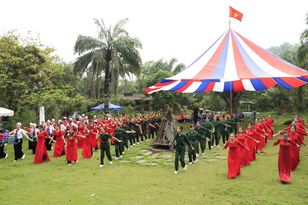 Chủ tịch Hội LHPN Hà Nội cùng hội viên phụ nữ huyện Ba Vì đồng diễn dân vũ chào mừng 70 năm chiến thắng Điện Biên Phủ - ảnh 8