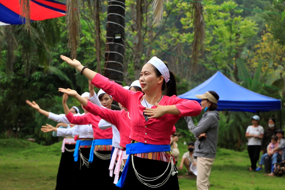 Chủ tịch Hội LHPN Hà Nội cùng hội viên phụ nữ huyện Ba Vì đồng diễn dân vũ chào mừng 70 năm chiến thắng Điện Biên Phủ - ảnh 7
