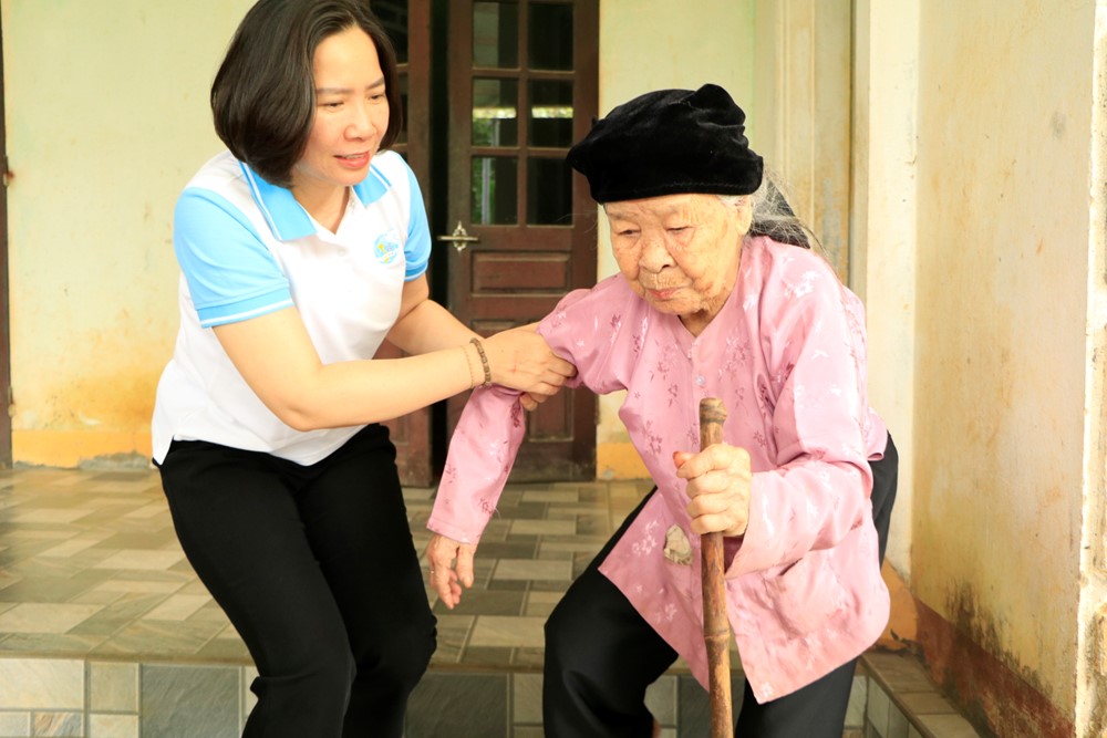 Hội LHPN Hà Nội tri ân, tặng quà người có công tham gia chiến dịch Điện Biên Phủ - ảnh 2