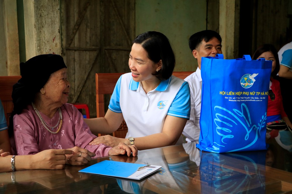 Hội LHPN Hà Nội tri ân, tặng quà người có công tham gia chiến dịch Điện Biên Phủ - ảnh 1