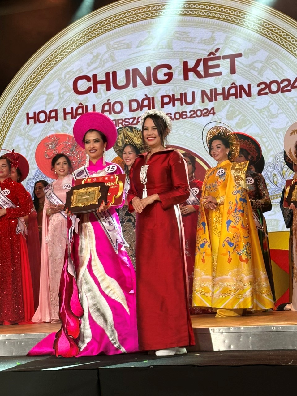 Hoa hậu Áo dài Phu nhân toàn châu Âu thuộc về người đẹp đến từ Anh và Ba Lan - ảnh 3