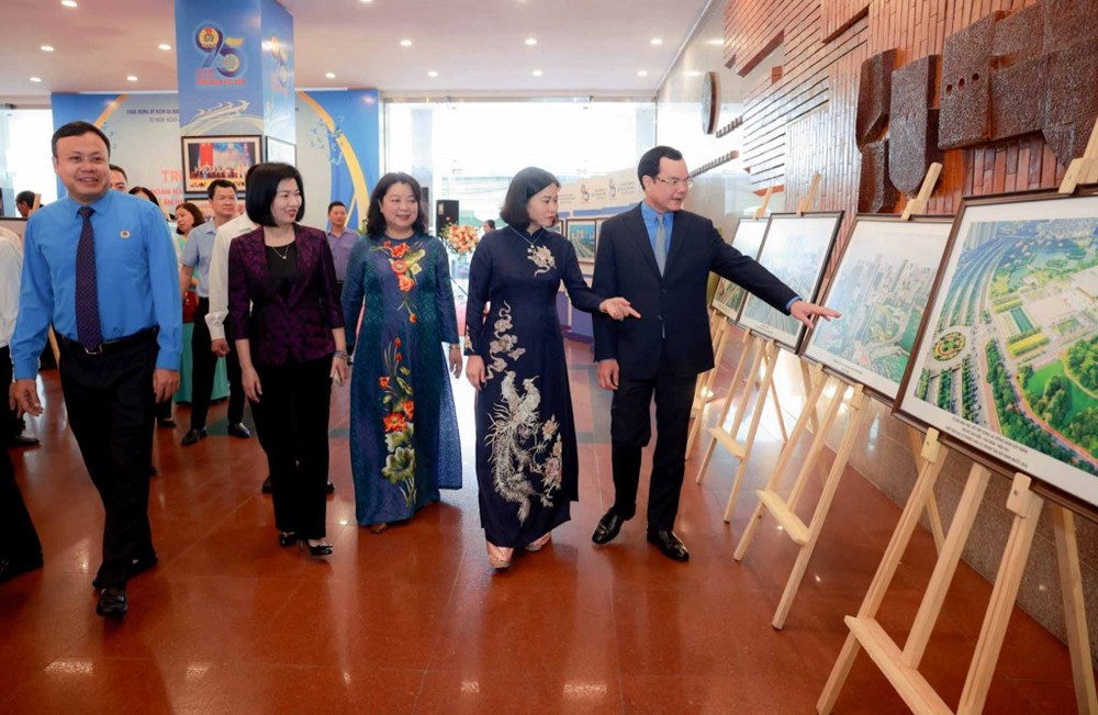 Trưng bày ảnh: “Công đoàn Hà Nội tham gia xây dựng Thủ đô Văn hiến - Văn minh - Hiện đại” - ảnh 2