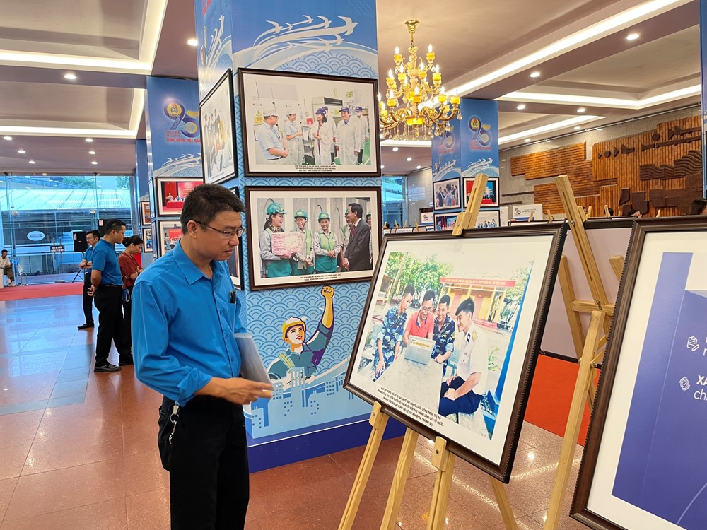 Trưng bày ảnh: “Công đoàn Hà Nội tham gia xây dựng Thủ đô Văn hiến - Văn minh - Hiện đại” - ảnh 3