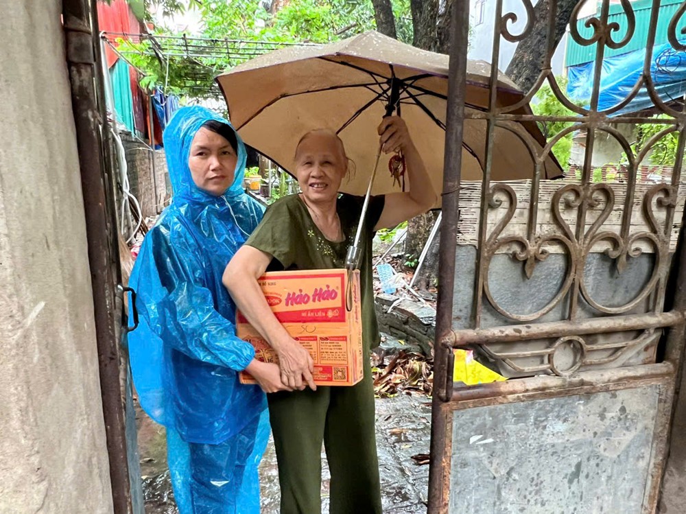 Cán bộ, hội viên phụ nữ Thủ đô phát huy tinh thần “tương thân, tương ái” trong bão số 3 - ảnh 14