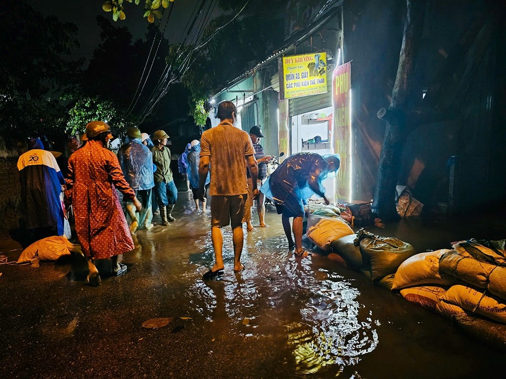 Hình ảnh đẹp của các cấp công đoàn Hà Nội tham gia hộ đê, giúp dân sơ tán tránh lũ - ảnh 9