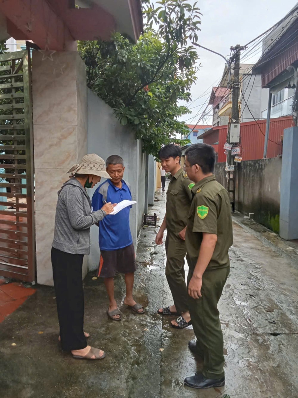 Huyện Đông Anh: Xúc động hình ảnh trắng đêm đưa người dân sơ tán tới nơi an toàn - ảnh 7