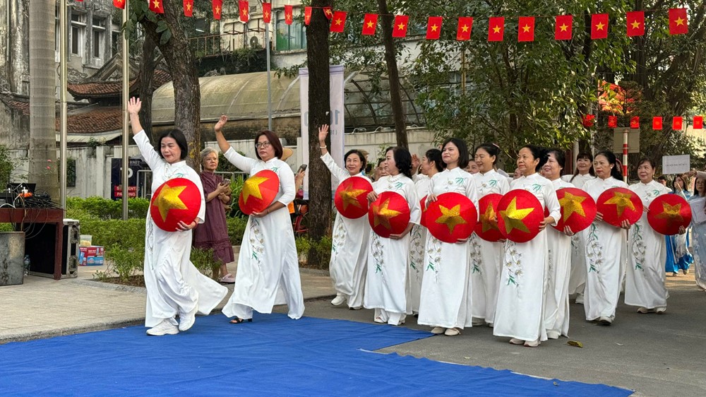 “Phụ nữ Ngọc Khánh đoàn kết, phát triển” đồng diễn dân vũ và diễu hành quy mô lớn - ảnh 1