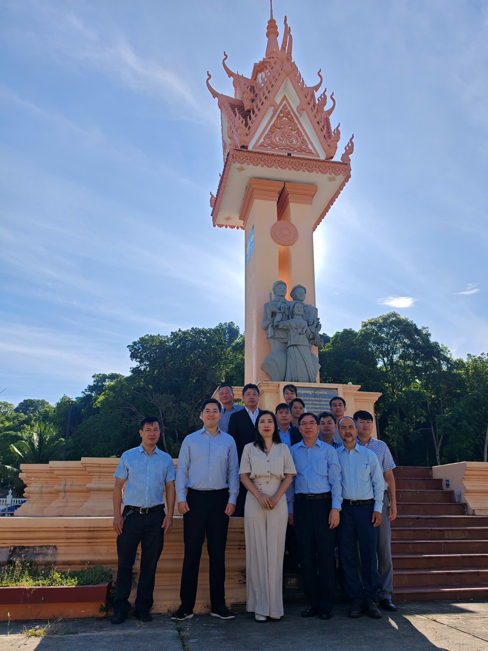 Thứ trưởng Lê Thị Thu Hằng thăm hỏi bà con gốc Việt tại khu vực Tây Nam Campuchia - ảnh 3